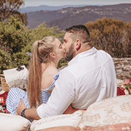 Couple kissing at a luxury picnic in the Blue Mountains